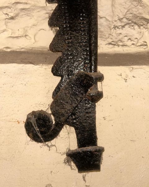 Une crémaillère de fer forgé